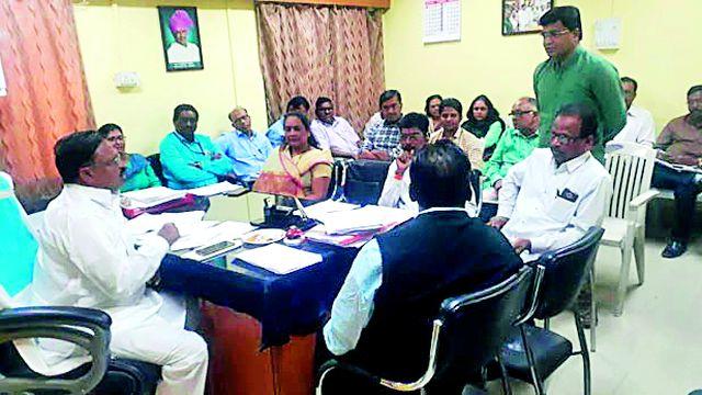 Speaker of the Taluka health complex raked up | तालुका आरोग्य अधिकाऱ्यांना सभापतींनी खडसावले