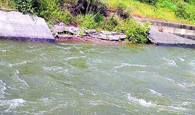 Canal system breaks down | कालव्याच्या अस्तरीकरणाला भगदाड Canal system breaks down | कालव्याच्या अस्तरीकरणाला भगदाड