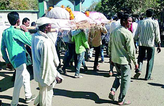 'Government's slant' removed in Morshi | मोर्शीत काढली ‘सरकारची तिरडी’ 'Government's slant' removed in Morshi | मोर्शीत काढली ‘सरकारची तिरडी’