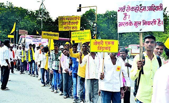 Tribal people attacked Gowari brothers on duty | आदिवासी गोवारी बांधवांची जिल्हा कचेरीवर धडक Tribal people attacked Gowari brothers on duty | आदिवासी गोवारी बांधवांची जिल्हा कचेरीवर धडक