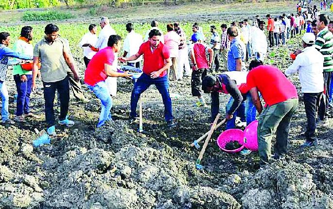 Thousands of hands have come to remove the mud of Vadali | वडाळीचा गाळ काढण्यासाठी सरसावले हजारो हाथ Thousands of hands have come to remove the mud of Vadali | वडाळीचा गाळ काढण्यासाठी सरसावले हजारो हाथ