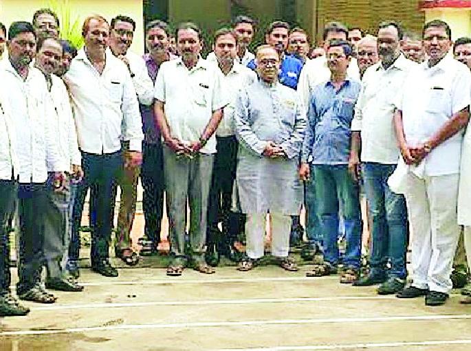 Congress aggression on farmers' questions | शेतकऱ्यांच्या प्रश्नांवर काँग्रेस आक्रमक Congress aggression on farmers' questions | शेतकऱ्यांच्या प्रश्नांवर काँग्रेस आक्रमक