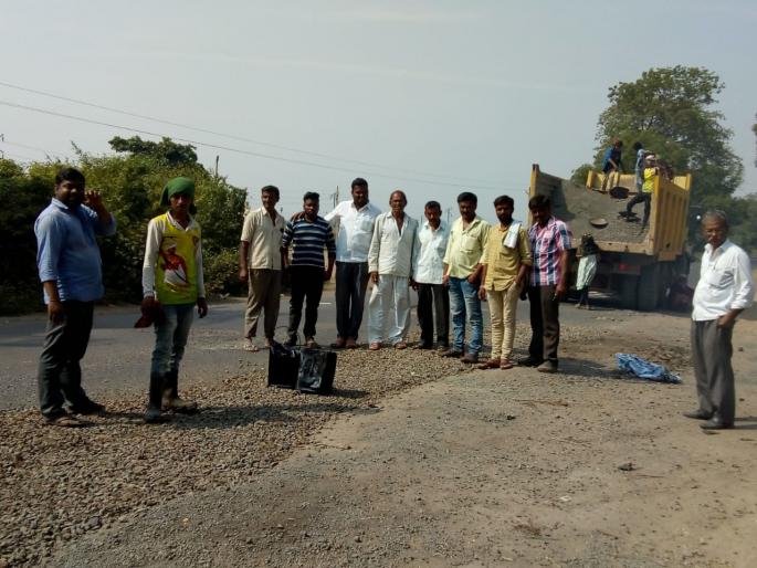 The pits on the venturous-light highway begin to extinguish | विंचूर-प्रकाशा महामार्गावरील खड्डे बुजविण्यास प्रारंभ The pits on the venturous-light highway begin to extinguish | विंचूर-प्रकाशा महामार्गावरील खड्डे बुजविण्यास प्रारंभ