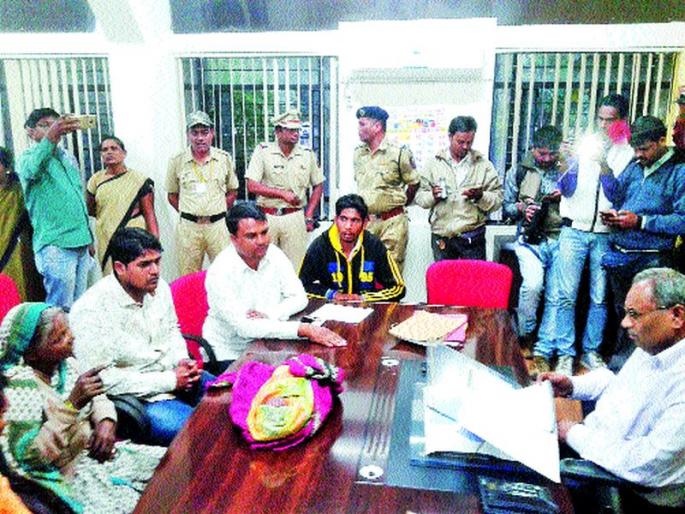 Indira Gandhi hospital stays in her granddaughter with dead fetus: accused of neglecting childbirth, order of inquiry | मृत अर्भक घेऊन आजीची महापालिकेत धाव इंदिरा गांधी रुग्णालयाचा हलगर्जीपणा : प्रसूतीकडे दुर्लक्ष केल्याचा आरोप, चौकशीचे आदेश Indira Gandhi hospital stays in her granddaughter with dead fetus: accused of neglecting childbirth, order of inquiry | मृत अर्भक घेऊन आजीची महापालिकेत धाव इंदिरा गांधी रुग्णालयाचा हलगर्जीपणा : प्रसूतीकडे दुर्लक्ष केल्याचा आरोप, चौकशीचे आदेश