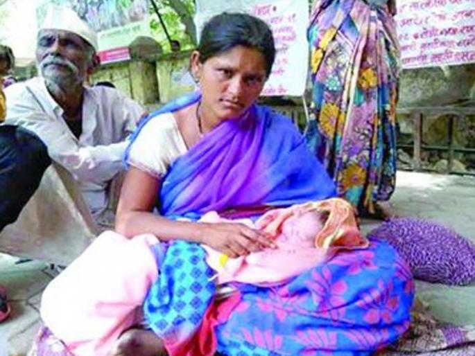 Disease at the upstream in Beed; Types of Collectors Offices | बीडमध्ये उपोषणस्थळीच प्रसूती; जिल्हाधिकारी कार्यालयासमोरील प्रकार Disease at the upstream in Beed; Types of Collectors Offices | बीडमध्ये उपोषणस्थळीच प्रसूती; जिल्हाधिकारी कार्यालयासमोरील प्रकार