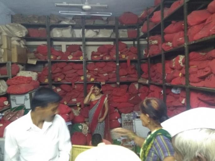 Farmers' looting in Tehsil Offices in Beed district | बीड जिल्ह्यात तहसील कार्यालयांमध्ये शेतकऱ्यांची आर्थिक लूट Farmers' looting in Tehsil Offices in Beed district | बीड जिल्ह्यात तहसील कार्यालयांमध्ये शेतकऱ्यांची आर्थिक लूट