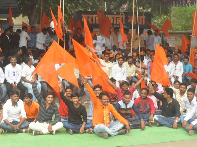 Edge of the Movement for Revolution in Beed district | बीड जिल्ह्यात क्रांती मोर्चाला ठिय्या आंदोलनाची धार Edge of the Movement for Revolution in Beed district | बीड जिल्ह्यात क्रांती मोर्चाला ठिय्या आंदोलनाची धार