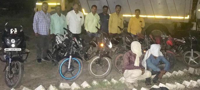 Seven bicycles were seized by two thieves | दोन चोरट्यांकडून सात दुचाकी केल्या जप्त Seven bicycles were seized by two thieves | दोन चोरट्यांकडून सात दुचाकी केल्या जप्त