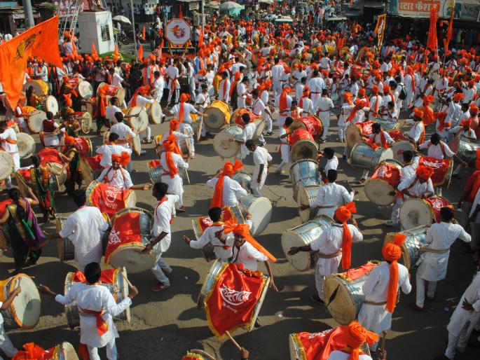 Jai Bhavani ... Jai Shivrai ... The announcements in the bead are astonishing to the tribulation | जय भवानी...जय शिवराय... बीडमध्ये घोषणांनी आसमंत दणाणला Jai Bhavani ... Jai Shivrai ... The announcements in the bead are astonishing to the tribulation | जय भवानी...जय शिवराय... बीडमध्ये घोषणांनी आसमंत दणाणला