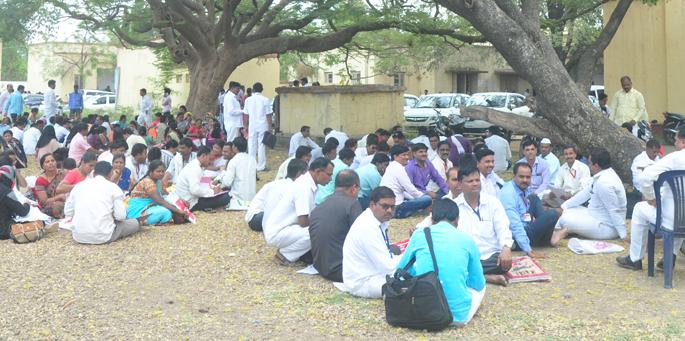 Teachers' public hearing in Beed; How many eligible out of 1072 will be | बीडमध्ये शिक्षकांची जनसुनावणी; १०७२ पैकी किती पात्र ठरणार Teachers' public hearing in Beed; How many eligible out of 1072 will be | बीडमध्ये शिक्षकांची जनसुनावणी; १०७२ पैकी किती पात्र ठरणार