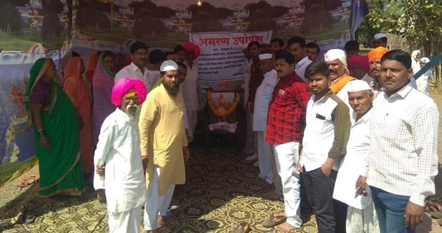 Farmers' fasting for the road continues | रस्त्यासाठी शेतकऱ्यांचे उपोषण सुरूच