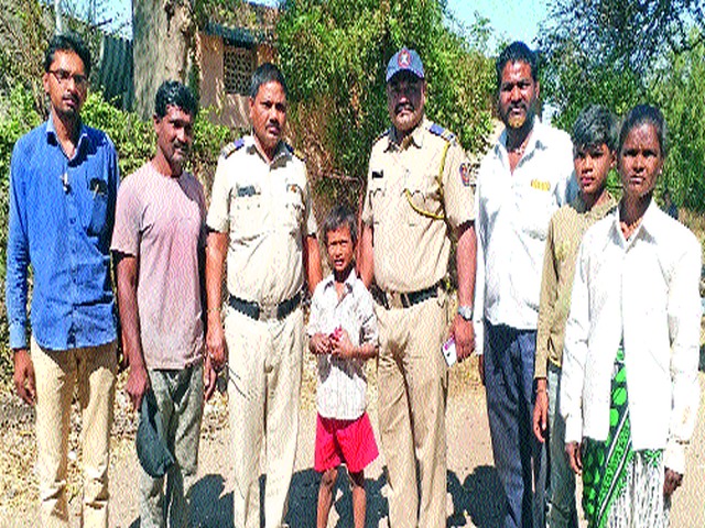 ..And wait for the missing chukla mother! | ..अन् वाट चुकलेला छकुला आईच्या कुशीत ! ..And wait for the missing chukla mother! | ..अन् वाट चुकलेला छकुला आईच्या कुशीत !