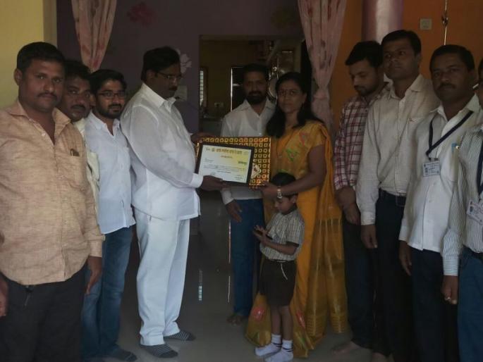 Compost fertilizer production from domestic waste in Bhadgaon | भडगावात घरगुती कचºयापासून कंपोस्ट खताची निर्मिती Compost fertilizer production from domestic waste in Bhadgaon | भडगावात घरगुती कचºयापासून कंपोस्ट खताची निर्मिती