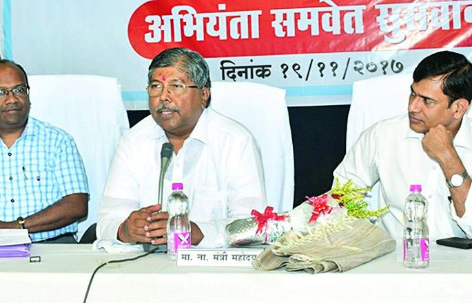 The potholes on the state road were filled before 15th December | राज्य मार्गावरील खड्डे १५ डिसेंबरपूर्वी भरा The potholes on the state road were filled before 15th December | राज्य मार्गावरील खड्डे १५ डिसेंबरपूर्वी भरा