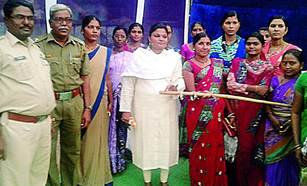 Women should turn to self-employment | महिलांनी स्वयंरोजगाराकडे वळावे