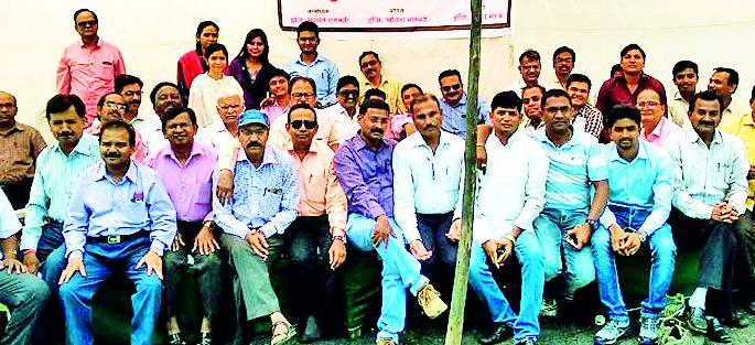 Zilla Parishad engineer on collective leave | जिल्हा परिषदेतील अभियंता सामूहिक रजेवर