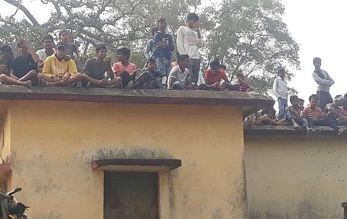 Leopards sit with their calves in the bushes near the village | गावालगत झुडुपात बिबट्याचा बछड्यांसह ठिय्या Leopards sit with their calves in the bushes near the village | गावालगत झुडुपात बिबट्याचा बछड्यांसह ठिय्या