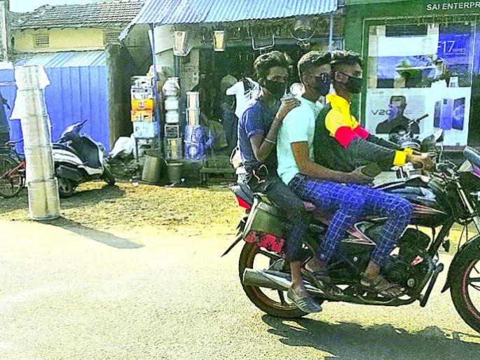 A fine of Rs 4 lakh was recovered in ten months, but the triple seat continued | दहा महिन्यात केला चार लाखांचा दंड वसूल, तरीही ट्रिपलसीट सुरुच A fine of Rs 4 lakh was recovered in ten months, but the triple seat continued | दहा महिन्यात केला चार लाखांचा दंड वसूल, तरीही ट्रिपलसीट सुरुच
