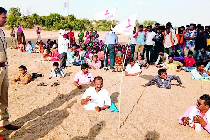 Ardhfan movement on Pawni to stop the pollution of Wainganga | वैनगंगेचे प्रदूषण थांबविण्यासाठी पवनी येथे अर्धदफन आंदोलन