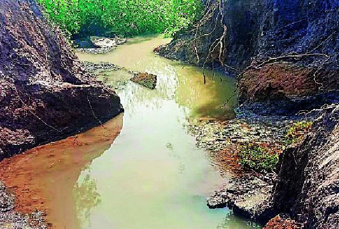 Distribution of water is done through canals where life is over | आयुष्य संपलेल्या कालव्यातून केले जाते पाण्याचे वितरण