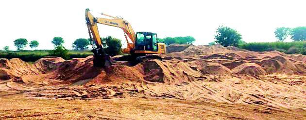 Illegal mining of minor minerals in Lakhandur taluka | लाखांदूर तालुक्यात गौण खनिजांचे अवैध खनन Illegal mining of minor minerals in Lakhandur taluka | लाखांदूर तालुक्यात गौण खनिजांचे अवैध खनन