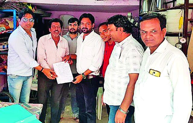 Finally, the inspection of the 'those' gross trails of the Municipal Corporation | अखेर पालिकेच्या ‘त्या’ जीर्ण गाळ्यांची पाहणी Finally, the inspection of the 'those' gross trails of the Municipal Corporation | अखेर पालिकेच्या ‘त्या’ जीर्ण गाळ्यांची पाहणी