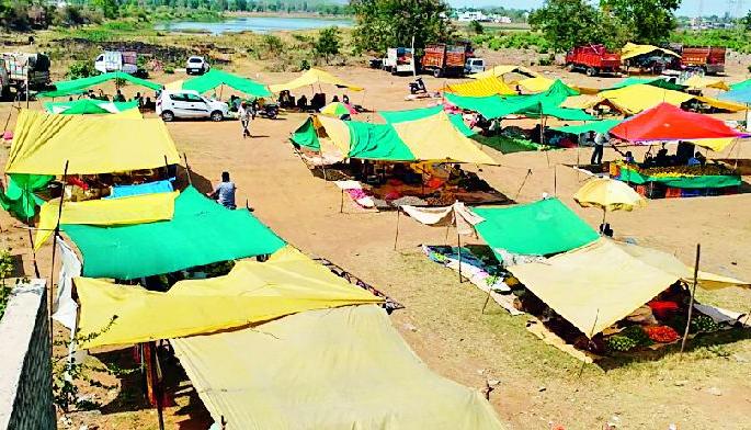 Market problems in transit space in Sakoli | साकोलीत स्थानांतरित जागेवरील बाजारात समस्या Market problems in transit space in Sakoli | साकोलीत स्थानांतरित जागेवरील बाजारात समस्या