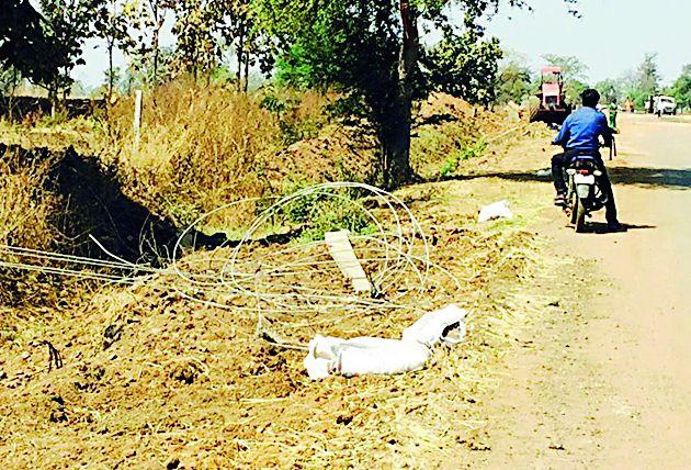 Lightning hit the truck | वीज खांबाला ट्रकची धडक