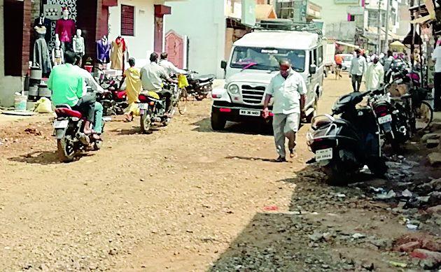 Traumatoners' life-threatening traffic from the excavated road | खोदलेल्या रस्त्यावरून तुमसरकरांची जीवघेणी वाहतूक Traumatoners' life-threatening traffic from the excavated road | खोदलेल्या रस्त्यावरून तुमसरकरांची जीवघेणी वाहतूक