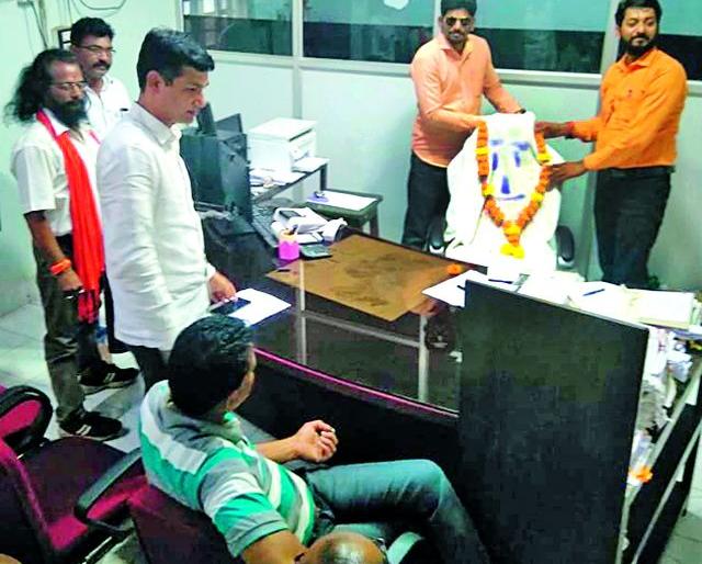 Disrupted public works by Shiv Sainiks | सार्वजनिक बांधकाममध्ये शिवसैनिकांकडून तोडफोड Disrupted public works by Shiv Sainiks | सार्वजनिक बांधकाममध्ये शिवसैनिकांकडून तोडफोड