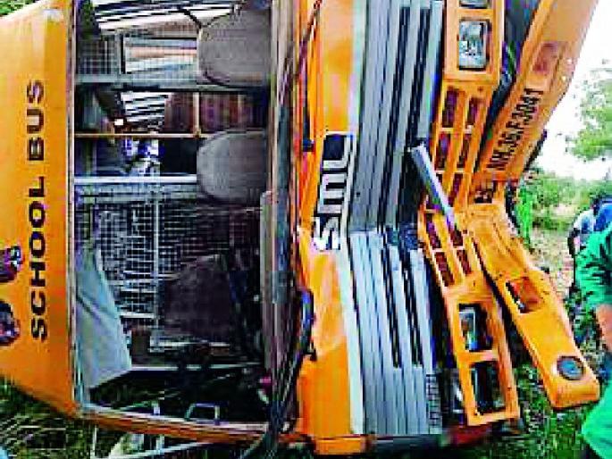 Life-threatening journey of schoolchildren in rural areas | ग्रामीण भागातील शालेय विद्यार्थ्यांचा जीवघेणा प्रवास Life-threatening journey of schoolchildren in rural areas | ग्रामीण भागातील शालेय विद्यार्थ्यांचा जीवघेणा प्रवास