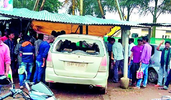 The car is packed with water | भरधाव कार शिरली पानटपरीत The car is packed with water | भरधाव कार शिरली पानटपरीत