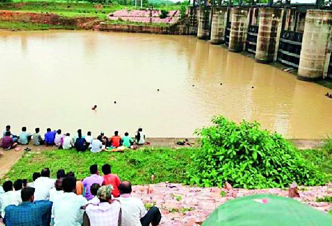 But at the sight of it, it is overwhelmed | अन् पाहता पाहता इसम बुडाला