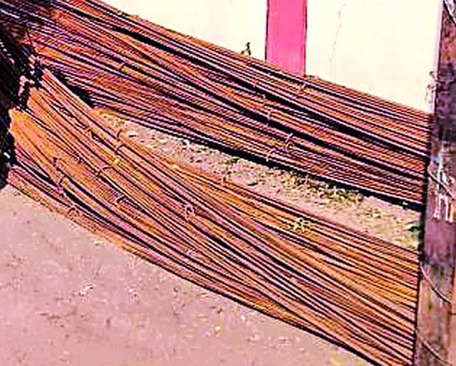 Ironclad Stealers arrested | लोखंडी सळाखी चोरणाऱ्यास अटक Ironclad Stealers arrested | लोखंडी सळाखी चोरणाऱ्यास अटक