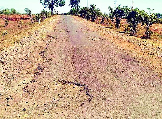 The patched road collapsed | पॅचेस झालेला रस्ता उखडला