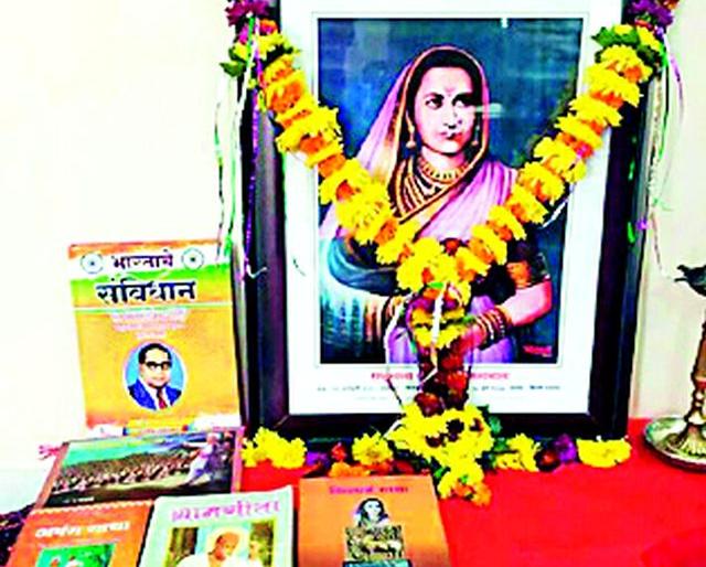 Avoiding rituals and giving homage to the Constitution | कर्मकांड टाळत संविधानाला वंदन करून गृहप्रवेश Avoiding rituals and giving homage to the Constitution | कर्मकांड टाळत संविधानाला वंदन करून गृहप्रवेश