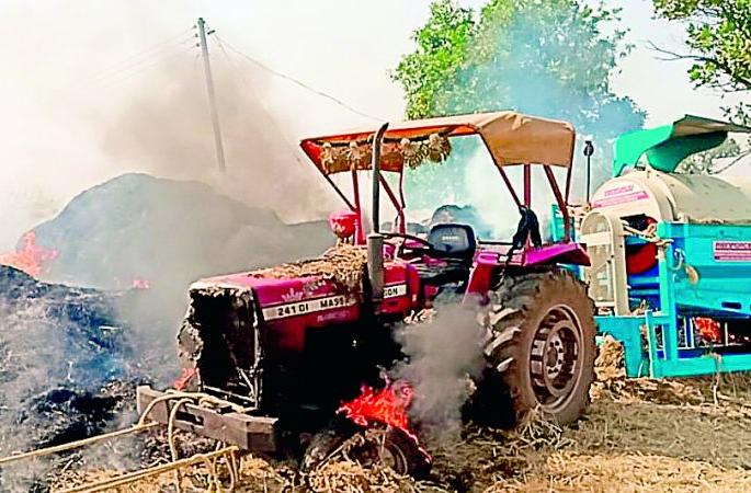A tractor and a threshing machine were burnt along with three acres of paddy | तीन एकरातील धानासह ट्रॅक्टर व मळणी यंत्र भस्मसात