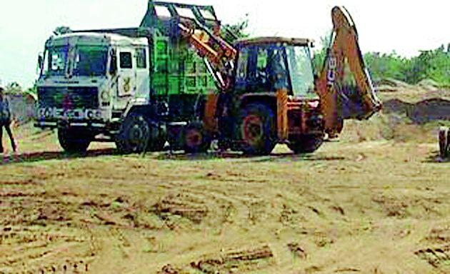 Revenue to the smuggling of sand, the blessing of the police | रेती तस्करीला महसूल, पोलिसांचा आशीर्वाद