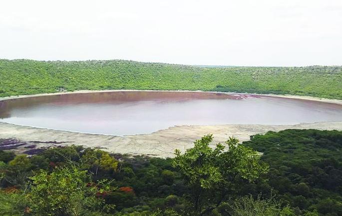 The color of the water in Lonar Lake is still there | लोणार सरोवरातील पाण्याचा रंग अद्यापही कायम The color of the water in Lonar Lake is still there | लोणार सरोवरातील पाण्याचा रंग अद्यापही कायम