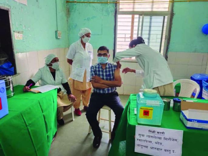 In Buldana district, 359 people were vaccinated on the second day | बुलडाणा जिल्ह्यात दुसऱ्या दिवशी ३५९ जणांना दिली काेविशिल्ड लस In Buldana district, 359 people were vaccinated on the second day | बुलडाणा जिल्ह्यात दुसऱ्या दिवशी ३५९ जणांना दिली काेविशिल्ड लस
