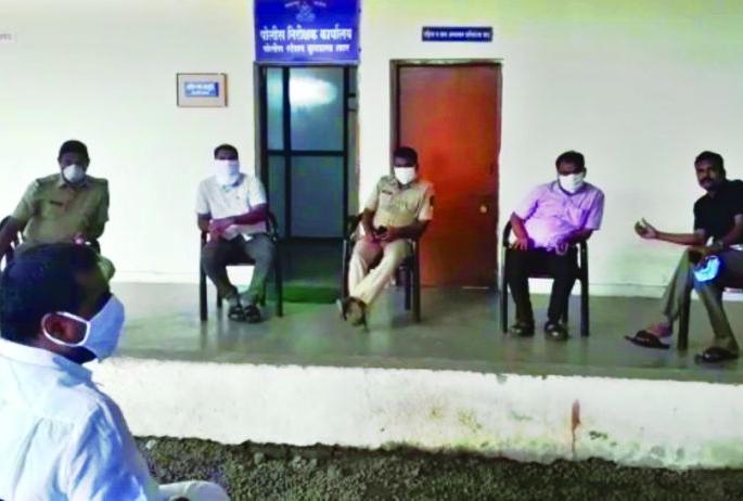 A meeting had to be held at the police station for the funeral | अंत्यविधीसाठी पोलिस ठाण्यात घ्यावी लागली बैठक A meeting had to be held at the police station for the funeral | अंत्यविधीसाठी पोलिस ठाण्यात घ्यावी लागली बैठक