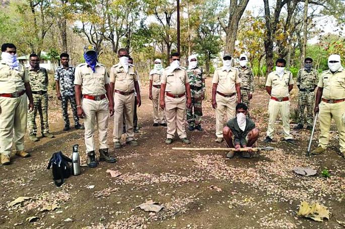 One Arrested for hunting; The four escaped from dnyanganga abhayaranya | ज्ञानगंगा अभयारण्यात शिकार करण्यास आलेल्या एकास अटक; चार जण फरार