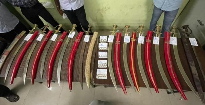 11 swords seized in Nandura | नांदुरा शहरात ११ तलवारी जप्त 11 swords seized in Nandura | नांदुरा शहरात ११ तलवारी जप्त