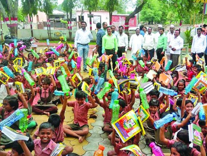 Tribal student become 'International' | आदिवासी वस्तीतील विद्यार्थी ‘इंटरनॅशनल’ Tribal student become 'International' | आदिवासी वस्तीतील विद्यार्थी ‘इंटरनॅशनल’