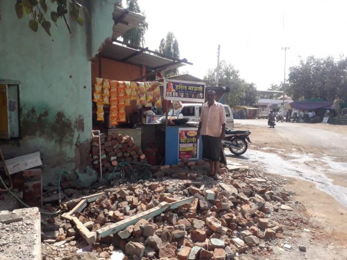 The removal of encroachments is partial | अतिक्रमण हटविण्याचे काम अर्धवट The removal of encroachments is partial | अतिक्रमण हटविण्याचे काम अर्धवट