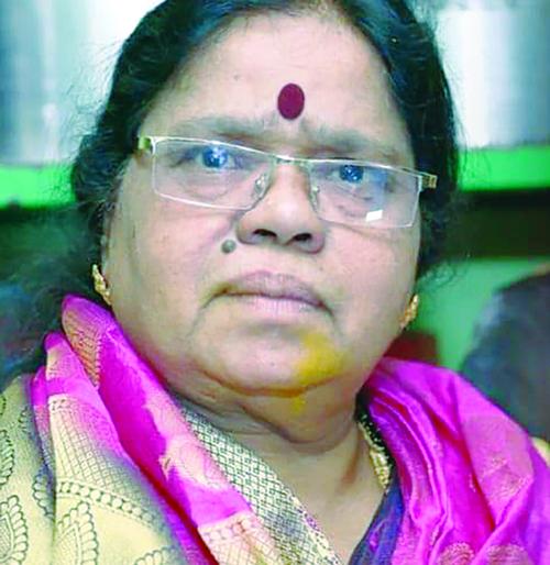 After walking in the rickshaw for two hours, she did not get a bed. Finally, the woman had a heart attack in the rickshaw | दोन तास रिक्षात फिरूनही बेड मिळाला नाही, शेवटी महिलेला रिक्षातच हार्ट अटॅक आला After walking in the rickshaw for two hours, she did not get a bed. Finally, the woman had a heart attack in the rickshaw | दोन तास रिक्षात फिरूनही बेड मिळाला नाही, शेवटी महिलेला रिक्षातच हार्ट अटॅक आला