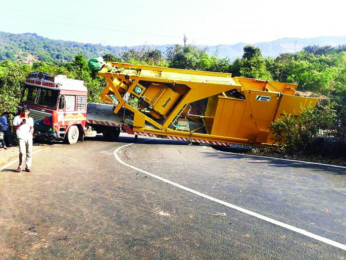 Ratnagiri: Container reversed at Koyna, traffic is easy for 12 hours | रत्नागिरी :कोयना येथे कंटेनर उलटला, १२ तासाने वाहतूक सुरळीत Ratnagiri: Container reversed at Koyna, traffic is easy for 12 hours | रत्नागिरी :कोयना येथे कंटेनर उलटला, १२ तासाने वाहतूक सुरळीत