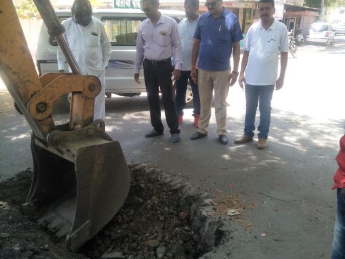 A break in the road to Jagatapnagar | जगतापनगरला रस्त्यावर भगदाड A break in the road to Jagatapnagar | जगतापनगरला रस्त्यावर भगदाड