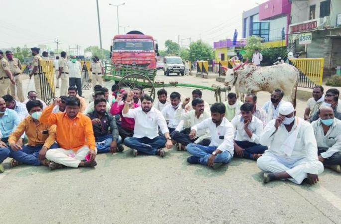 Swabhimani Shetkari Sanghatana's Chakka Jam agitation on Nagpur-Ayrangabad road | नागपूर-अैारंगाबाद मार्गावर स्वाभिमानी शेतकरी संघटनेचे चक्का जाम आंदोलन