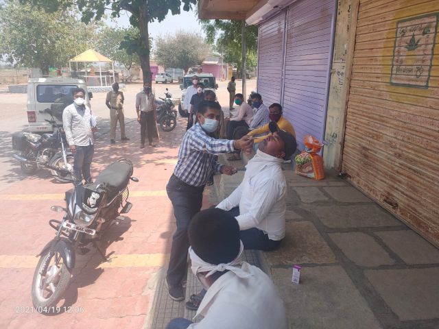 Action on unwarranted wanderers | विनाकारण फिरणाऱ्यांवर कारवाई Action on unwarranted wanderers | विनाकारण फिरणाऱ्यांवर कारवाई